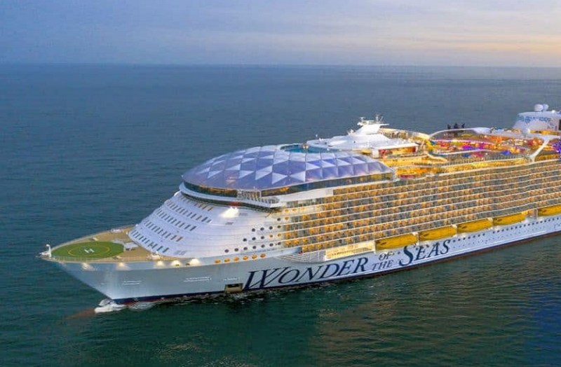 सफर पर 18 मंजिला 'सिटी ऑन द वॉटर',  20000 से अधिक पेड़-पौधे, 19 स्विमिंग पूल और बहुत कुछ है खास