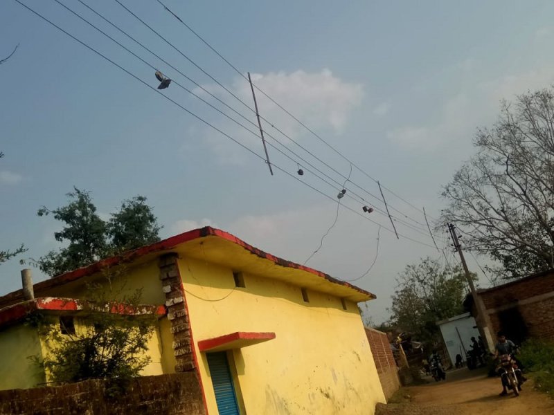 केबलीकरण नहीं: जमीन छूने को आतुर है लुंज-पुंज बिजली तार