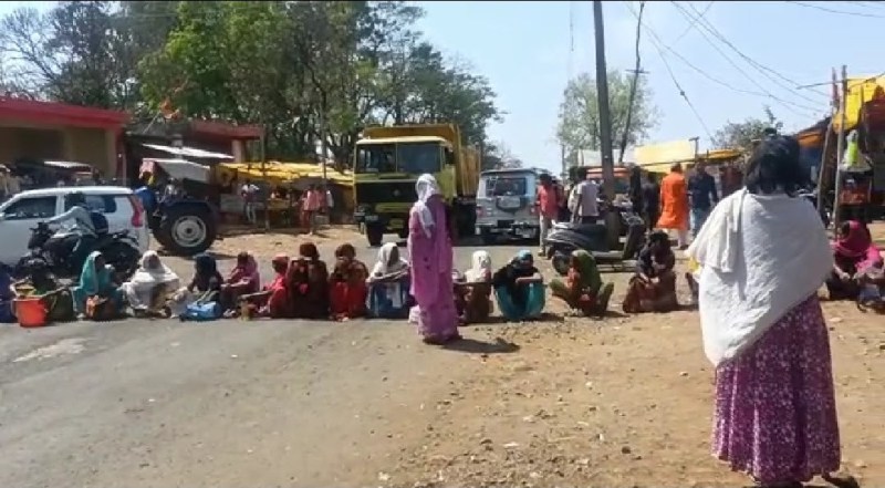 Women of Sakka stopped the wheel, blocked the highway for water