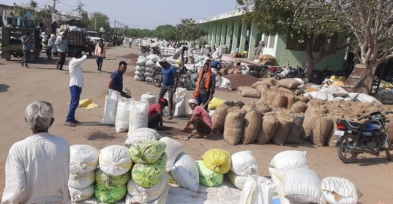कृषि जिंसों की ढुलाई में ट्रक यूनियन बना रहा अर्नगल दबाव, व्यापारियों ने नीलामी बंद रख जताया विरोध