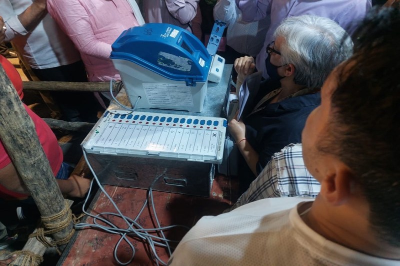 ऑबजर्वर की मौजूदगी में ईवीएम की चेकिंग
