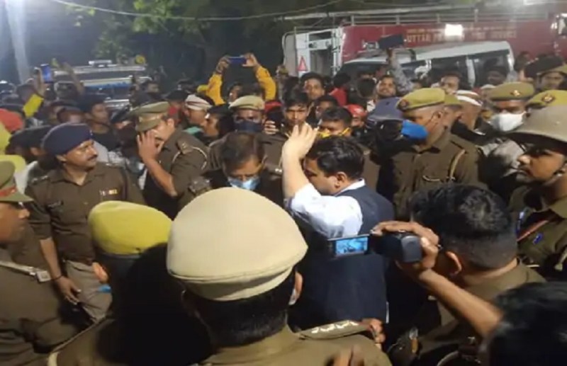 वाराणसी के पहड़िया मंडी स्थित मतगणना स्थल पर ईवीएम बदलने के आरोप में सपा कार्यकर्ताओं का हंगामा