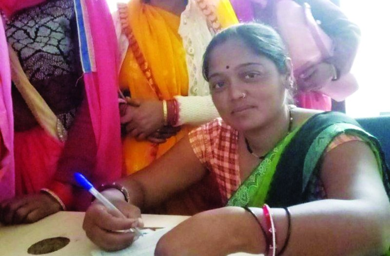 Satna: कभी बीड़ी से 30 रुपये हफ्ता कमाने वाली कमला अब दिलवा रही महिलाओं को लोन