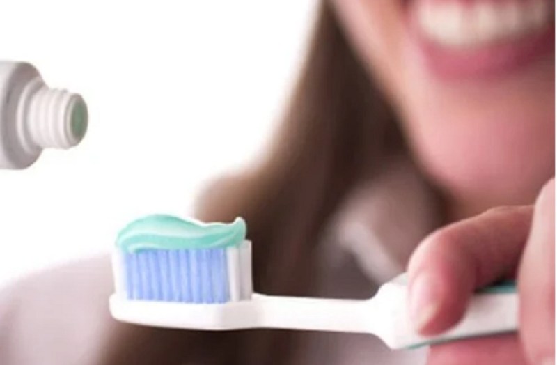 महिला के मुंह में फंसा टूथब्रश, सर्जरी कर निकाला