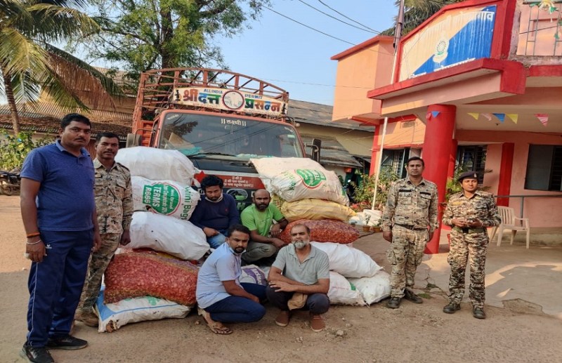 985 किलो चंदन की लकड़ी का तस्करी करते हुए कोतवाली पुलिस के हत्थे चढ़े हैं।