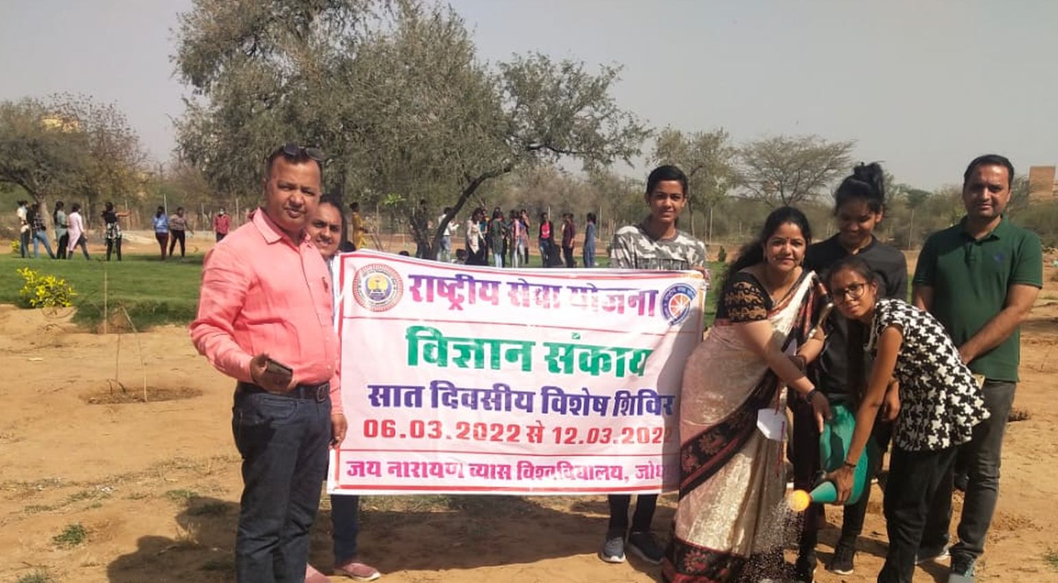 NSS Camp - शिविर में विद्यार्थियों ने श्रमदान कर अपने कैंपस को निखारा