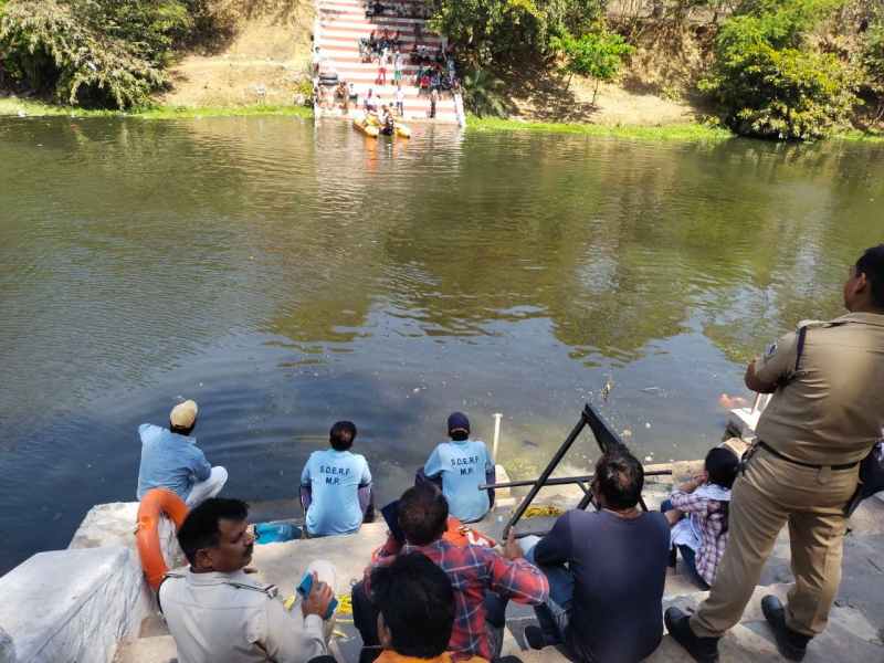 नदी में पलटकर डूबी नाव, 5 लोगों ने तैरकर बचाई अपनी जान