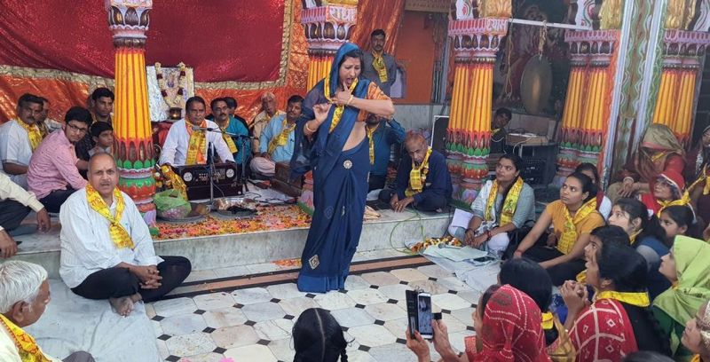 हरदेव के अंगना में उड़े रे गुलाल, होली गीतों पर नाचे श्रद्धालु