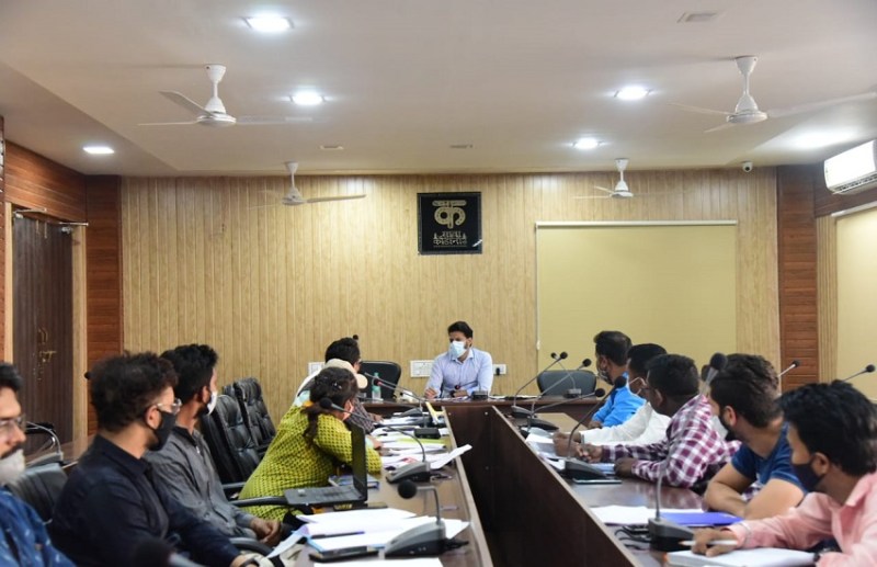 दोषियों को नोटिस थमाया है योजनाओं की समीक्षा के दौरान कलेक्टर पुष्पेंद्र मीणा ने