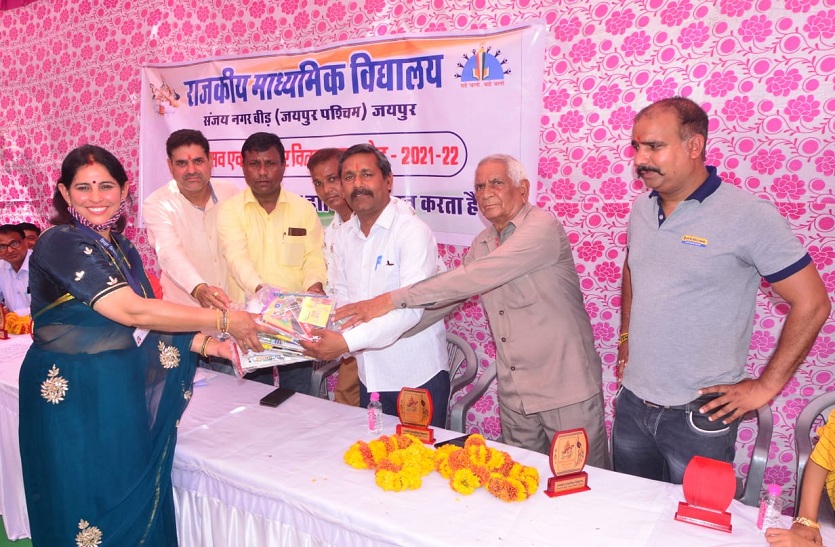 स्कूल में मनाया एनुअल फंक्शन, मिले बच्चों को प्राइज