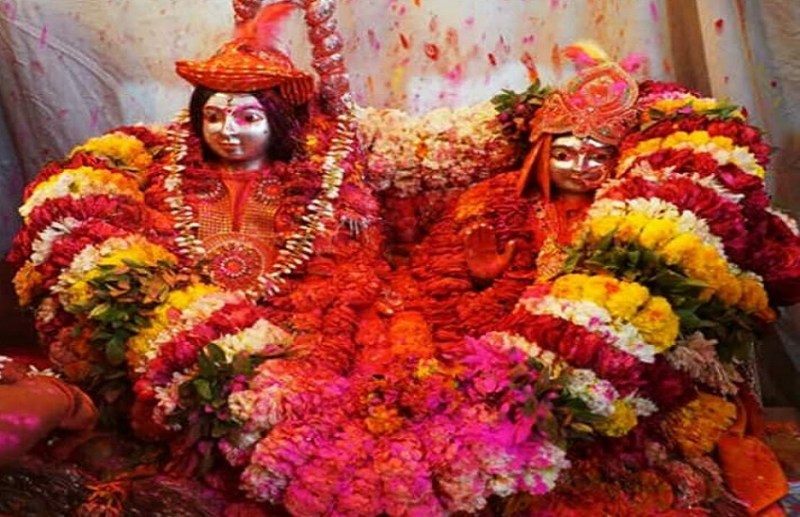 रंगभरी एकादशी पर बाबा विश्वनानथ और मां पार्वती संग काशीवासियों ने खेली होली
