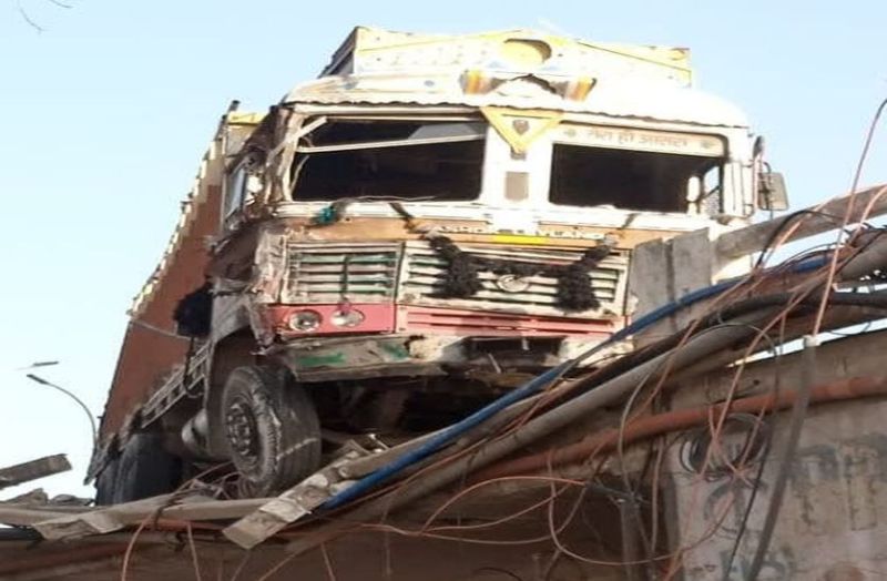 Accident again on Nayapura Chambal bridge : नयापुरा चम्बल पुल पर फिर हादसा : डम्पर व ट्रक में भिड़न्त, ट्रक रेलिंग तोड़ता हुआ लटका