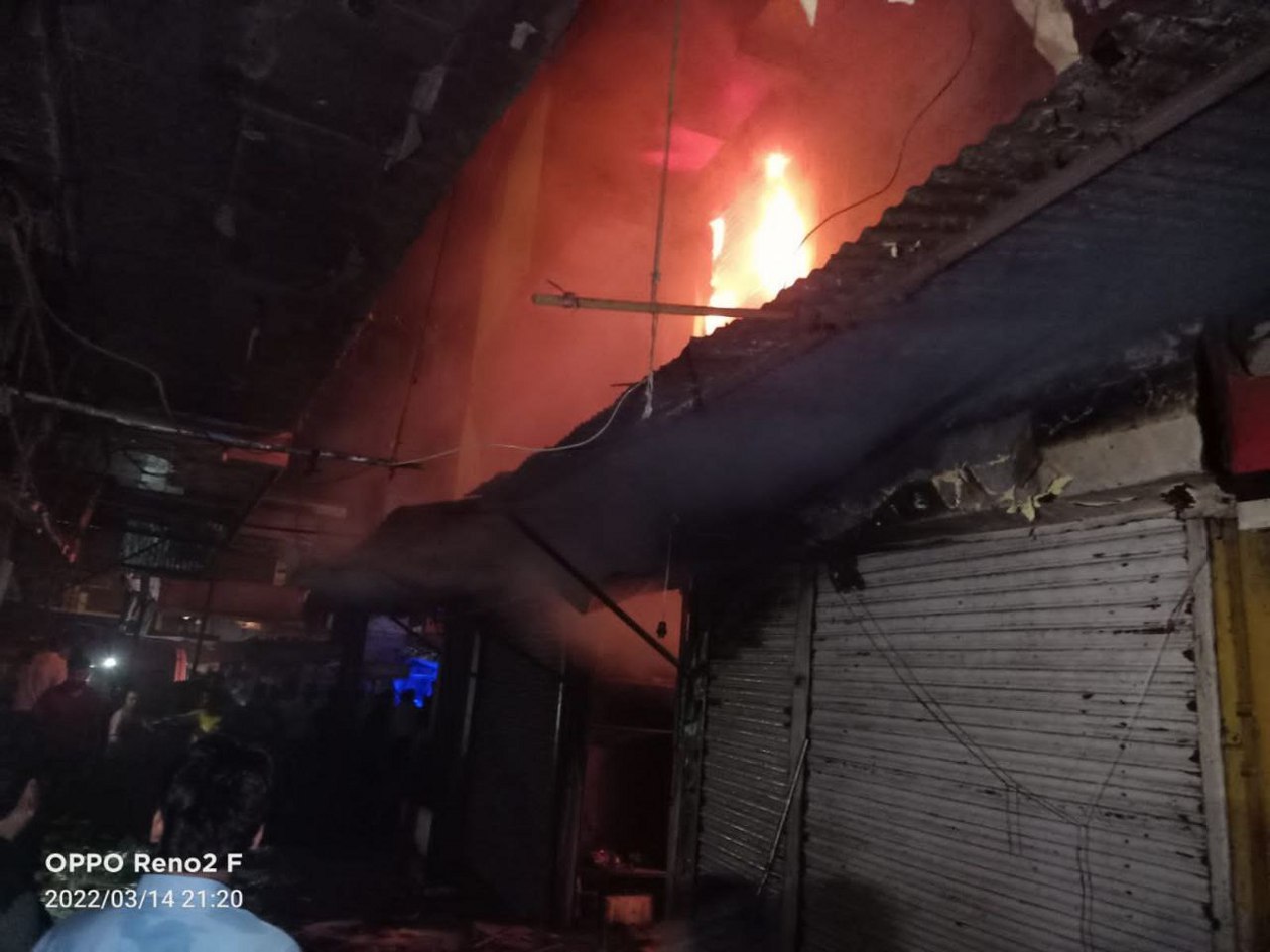रेडीमेड की तीन मंजिला दुकान में लगी भीषण आग