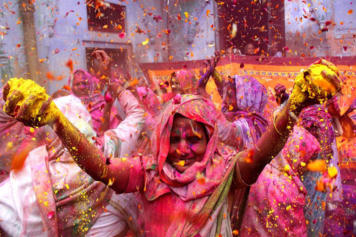 Kundoura Village in UP Where Only Women Play Holi in Unique Way