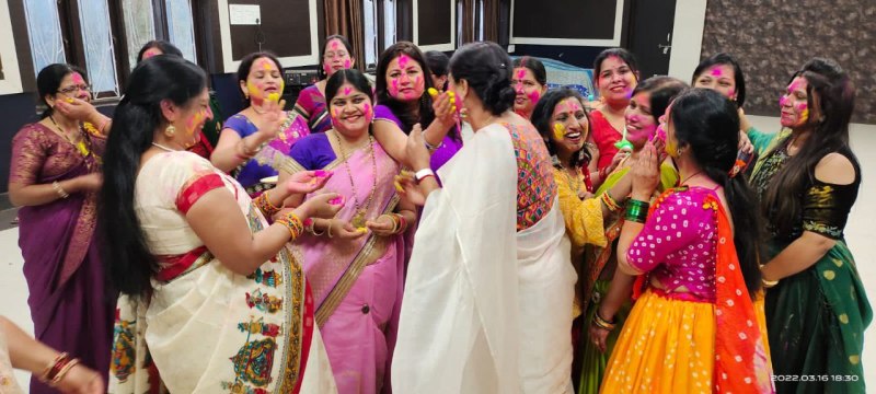 राजगढ़। फागोत्सव के दौरान महिलाएं एक दूसरे को रंग गुलाल लगाते हुए।