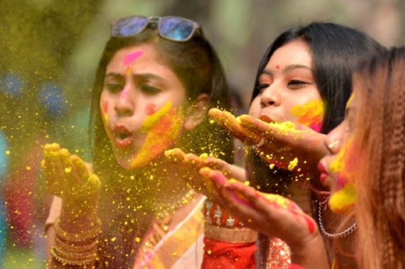 Happy Holi 2022 : ये सात घरेलू टिप्स बेहद अहम, होली पर रंगों से करेंगी स्किन का बचाव