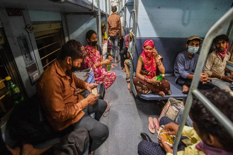 Indian Railways: अब ट्रेन में सुना गाना और की बातचीत तो देना होगा जुर्माना, देखिये रेलवे की नयी गाइडलाइन