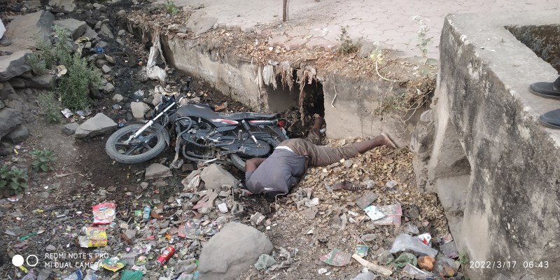 देवास में तमिलनाडु के युवक की मौत, रातभर नाले में पड़ा रहा शव