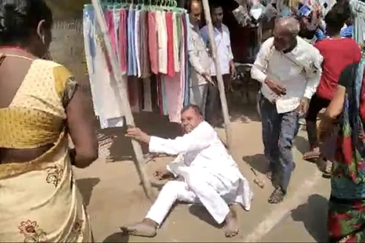 Women Beat Up JDU Leader Mod Narayan In  Bihar