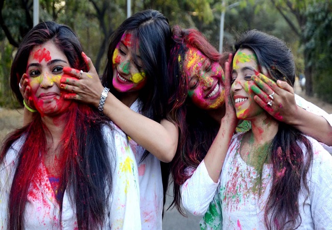 Why People Wear White Clothes On Holi Festival Know Interesting Facts