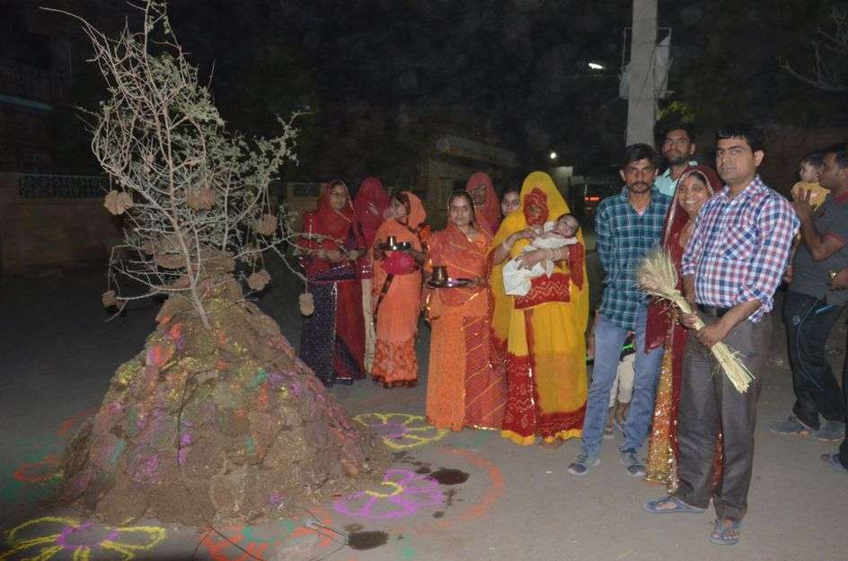 holi pics : डीजे, कड़ाव और गली में टोलियां... जानिये इस शहर में होली की मस्ती