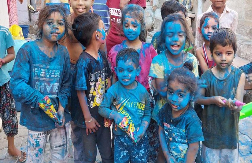 holi pics : डीजे, कड़ाव और गली में टोलियां… जानिये इस शहर में होली की मस्ती