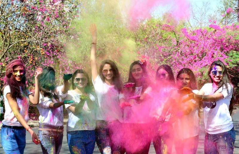 होली वो खास दिन होता था तब सीनियर आर्टिस्ट भी सीनियर-जूनियर का भेद भूलकर साथ मस्ती करते थे।