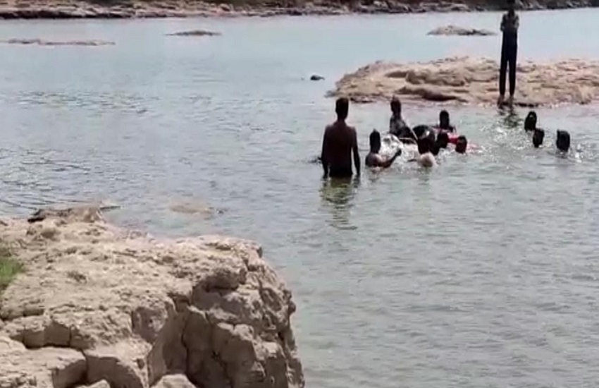 Gujarat News : गुजरात में धुलंडी पर नदी-तालाबों में डूबने से 11 की मौत