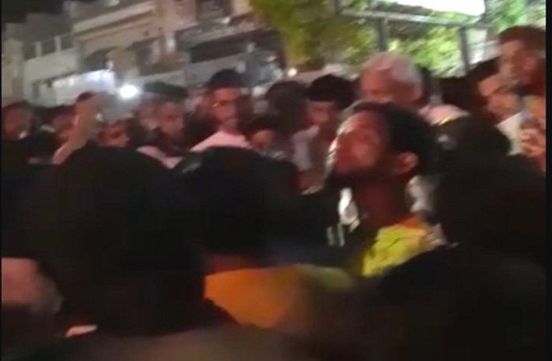 tension in Ashoka garden: अशोका गार्डन मेंं पथराव, वाहनों में आग लगाने का प्रयास