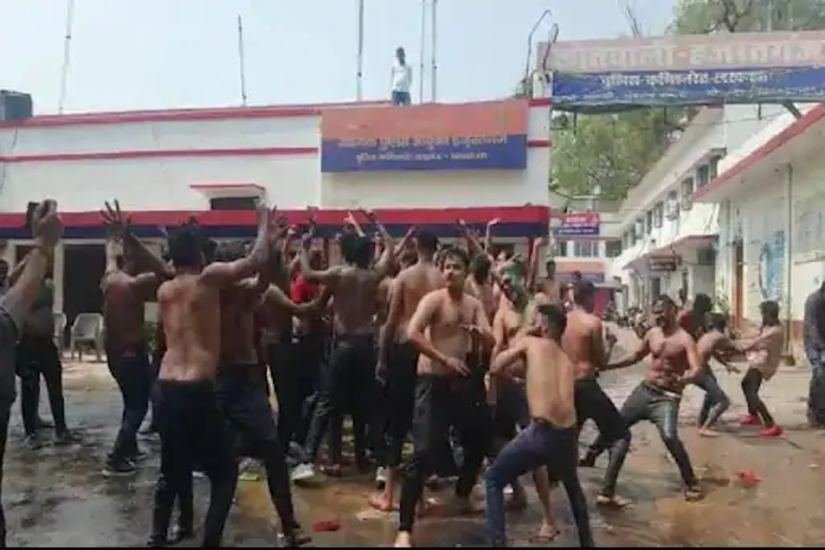 UP Police Dance on Holi Song Video