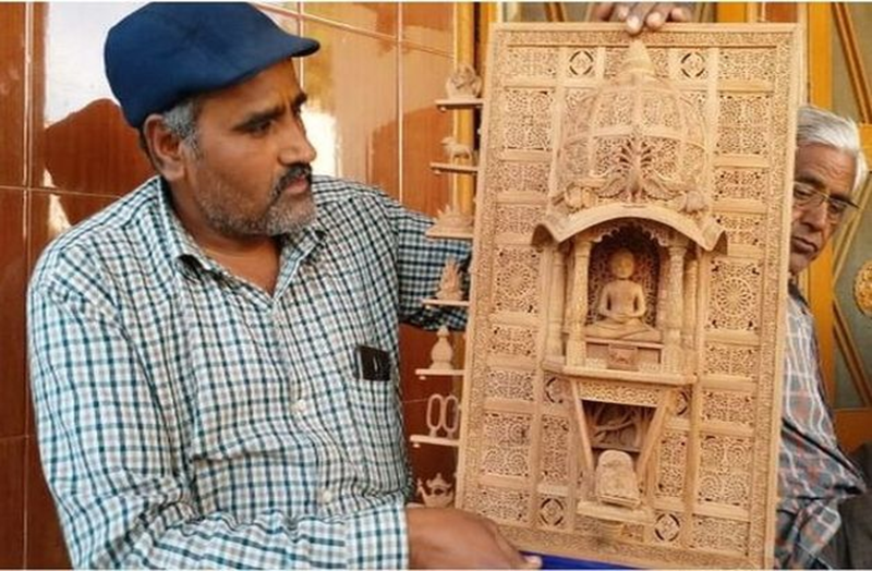 Sandalwood Carving- अमेरिका के पूर्व राष्ट्रपति की पत्नी हिलेरी क्लिंटन, स्टील किंग लक्ष्मी मित्तल, अंबानी भी है इनके मुरीद