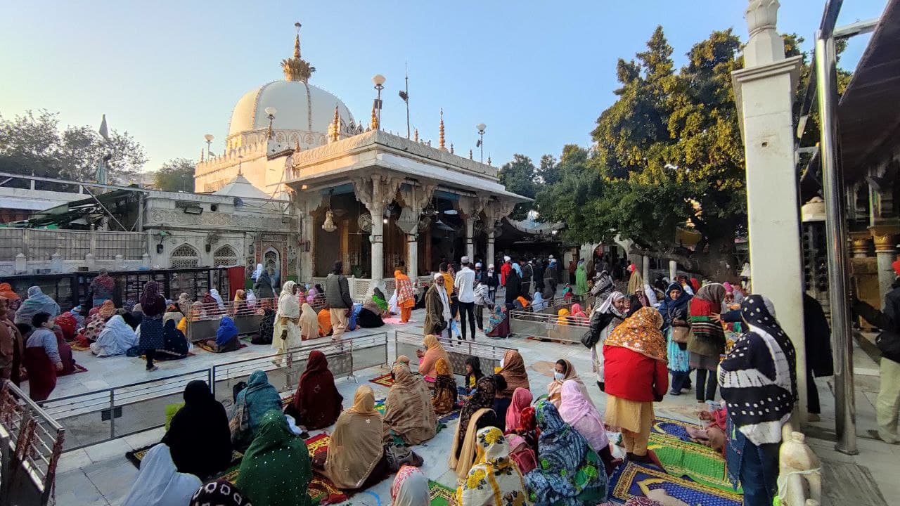 अजमेर दरगाह में मची भगदड़, इबादत के दाैरान हुई नारेबाजी