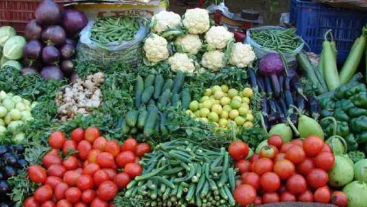 Vegetable and Fruit Prices : गर्मी आते ही बढ़े फल—सब्जियों के दाम, आलू और बैगन की कीमत जान हो जाएंगे हैरान