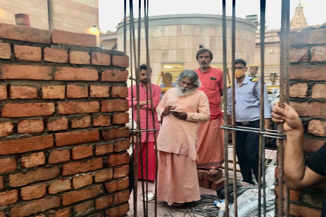  अन्नपूर्णा मंदिर के सामने निर्माणाधीन दीवार का काम रुकवाते मंदिर के महंत शंकर पुरी