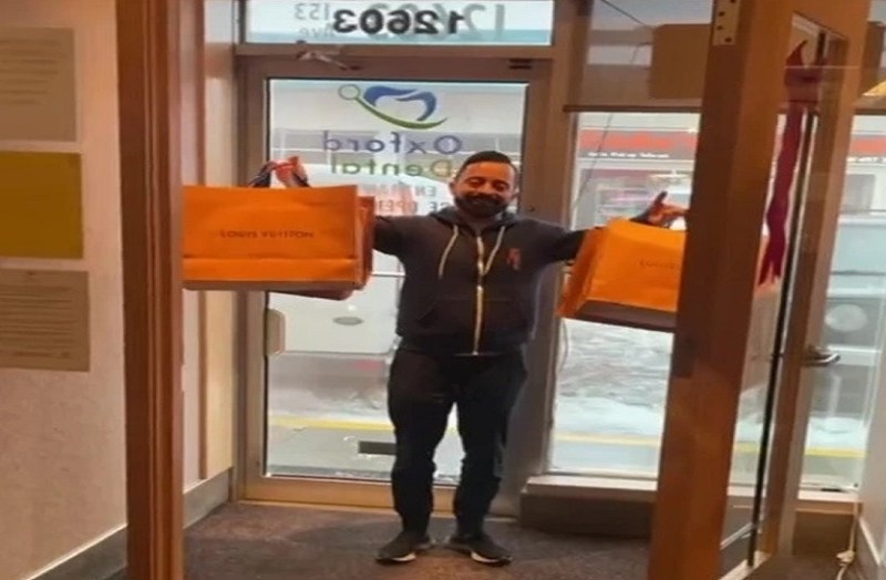 World’s best boss बॉस हो तो ऐसा, पूरे स्टाफ को बांटे एक-एक लाख के तोहफे