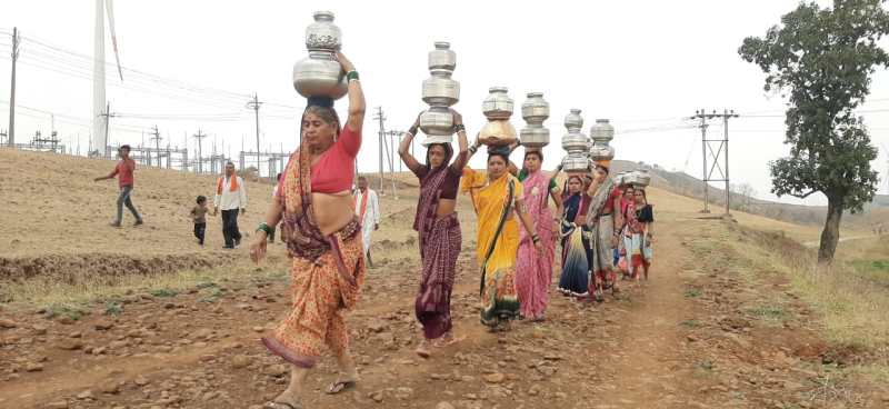 भैंसदेही के देहगुड़ पंचायत के गोलीढाना में महिलाओं को पीने के पानी के लिए करना पड़ता है संघर्ष