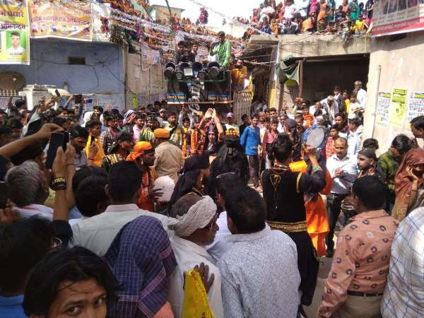 मेले में झांकियां देखने उमड़ी भीड़, रात में नौटंकी मंचन ने मोहा