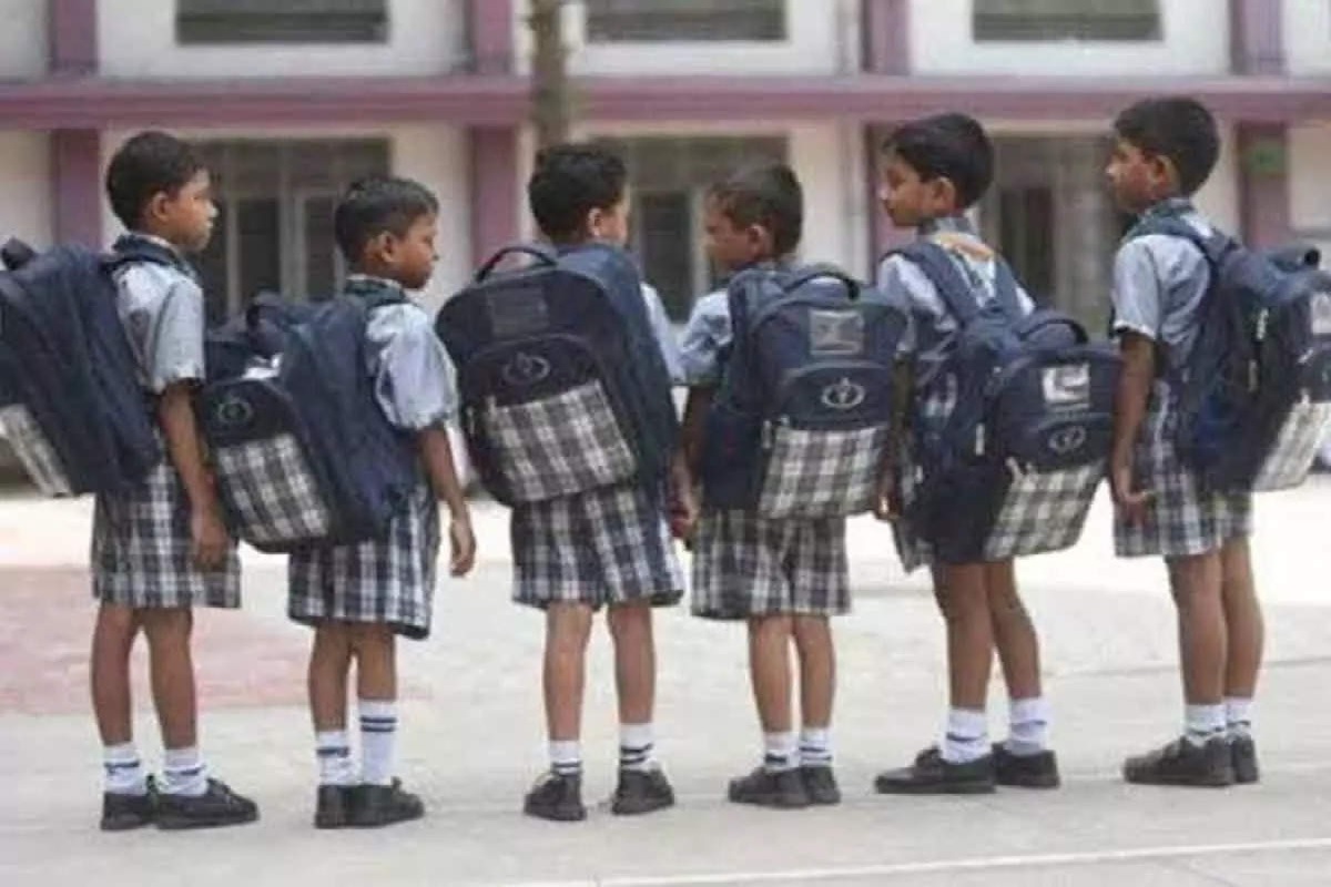 UP Primary Schools: प्राइमरी स्कूल के बच्चों के अभिभावकों के खाते में डाले जाएंगे 1100 रुपये