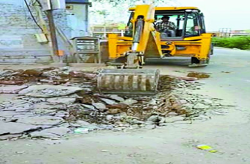 पालिका से भुगतान नहीं होने पर ठेकेदार ने जेसीबी से खोदी अपनी बनाई सडक़