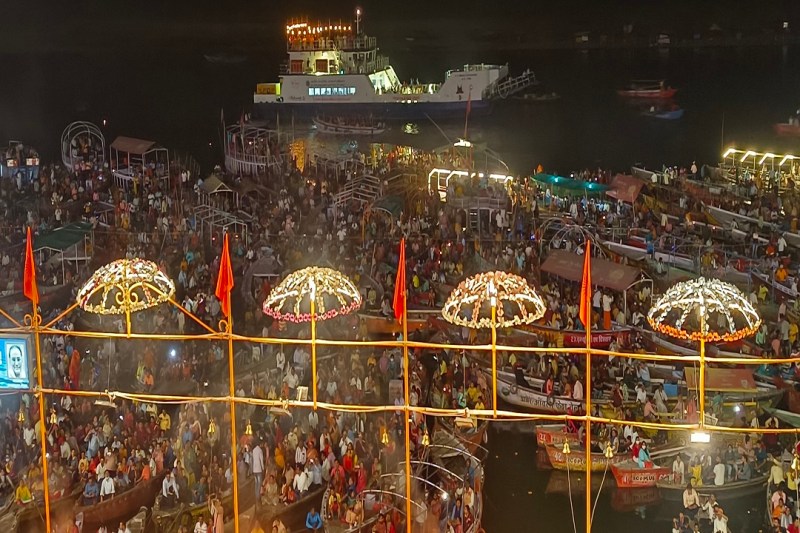 आरएसएस प्रमुख मोहन भागवत ने क्रूज पर बैठ कर मां गंगा की आरती देखी