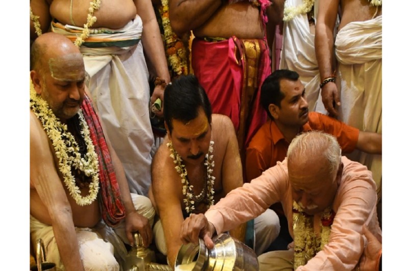 श्री काशी विश्वनाथ का पूजन करते आरएसएस प्रमुख मोहन भागवत
