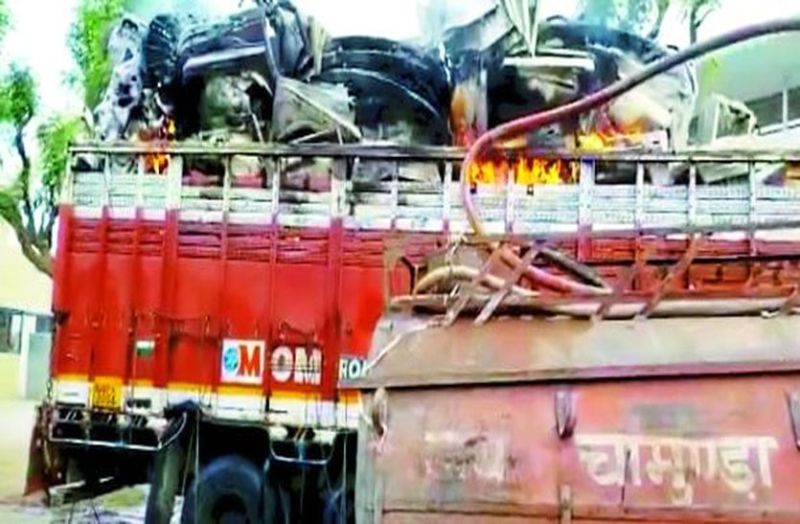 ऑटो पाट््र्स लदे ट्रक में लगी आग