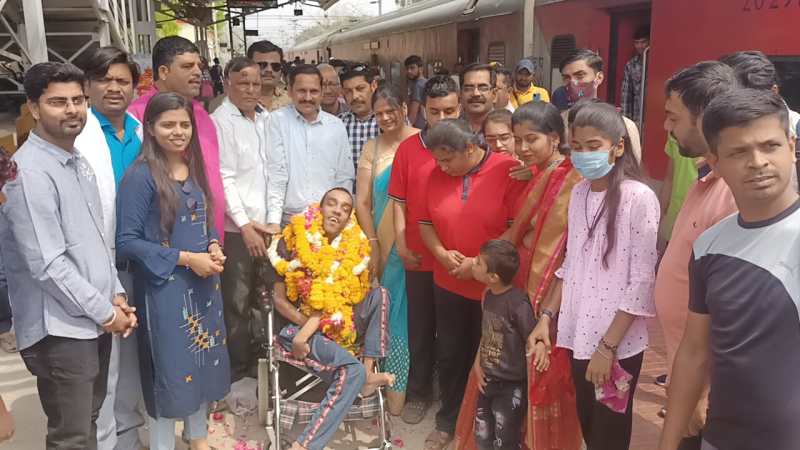 Divyang Ayush Khandwa, who made PM's painting, honored