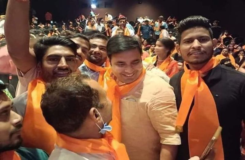 आशु सिंह सुरपुरा ने सैकड़ों युवाओं के साथ देखी मूवी कश्मीर फाइल्स