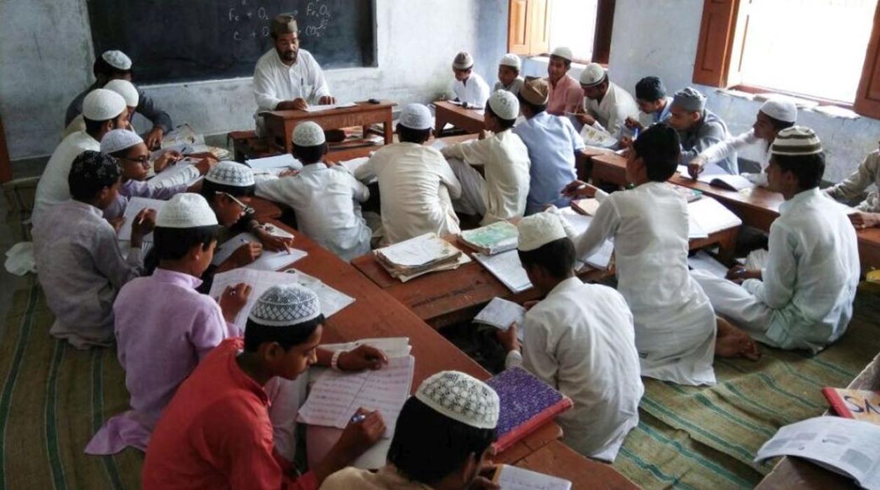 UP Madrasa Board : मदरसों में राष्ट्रगान हुआ ​अनिवार्य, छात्र और शिक्षक मिलकर गाएंगे जन—गण—मन