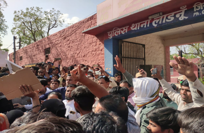 Police Station Gherao- कहां पर किया पुलिस थाने का घेराव, किसकी गिरफ्तारी की मांग पर अड़े लो