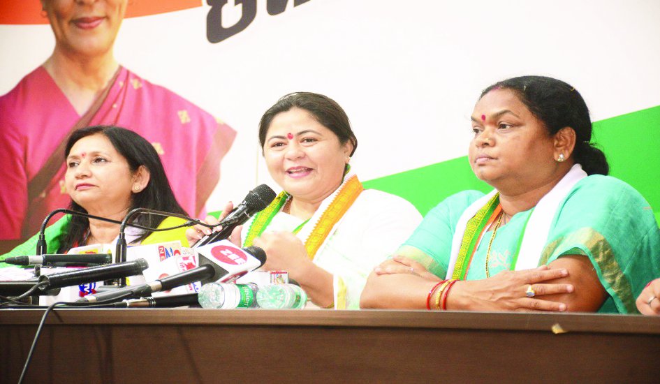 महंगाई के विरोध में महिला कांग्रेस कार्यकर्ता अब घर-घर जाएंगी