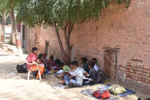 जोखिम के साए में पढ़ाई कहीं दे न दे गहरे जख्म