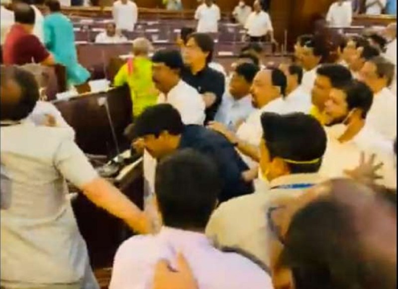 पश्चिम बंगाल विधानसभा में घूंसे, मुक्के, कई विधाायक घायल