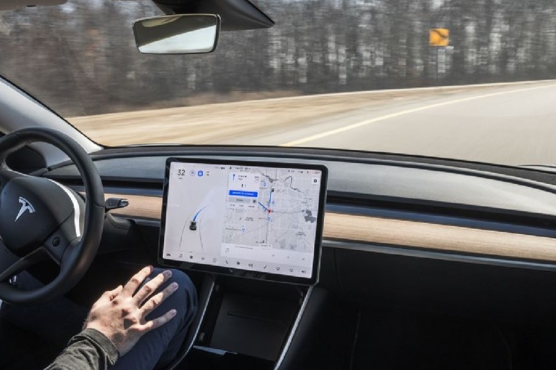 tesla_auto-pilot_feature-amp.jpg